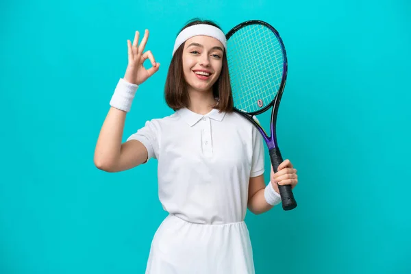Joven Ucraniana Aislada Sobre Fondo Azul Jugando Tenis Haciendo Señal — Foto de Stock