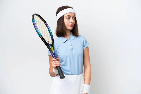 若いですウクライナのテニス選手の女性は サイドを探して白い背景に隔離 — ストック写真