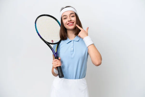 若いですウクライナのテニス選手女性孤立しました上の白い背景与えます親指アップジェスチャー — ストック写真