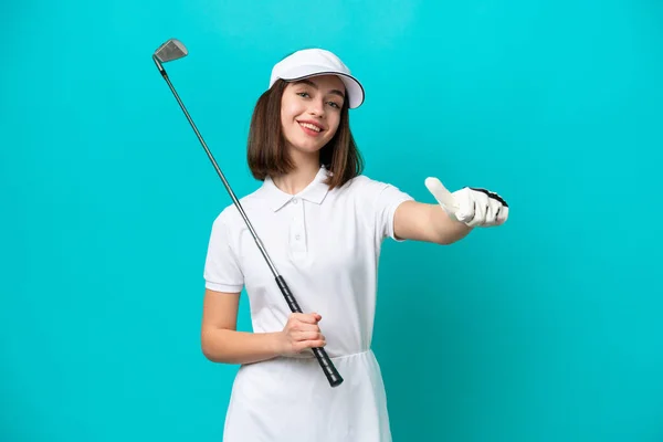 乌克兰高尔夫球手年轻女子 蓝底孤身一人 竖起大拇指 — 图库照片