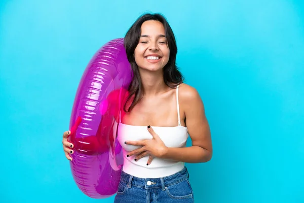 Νεαρή Ισπανίδα Που Κρατάει Αερόστρωτο Ντόνατ Απομονωμένο Μπλε Φόντο Χαμογελώντας — Φωτογραφία Αρχείου