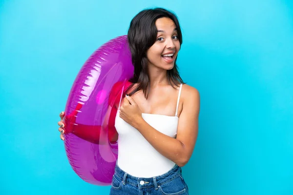 Junge Hispanische Frau Hält Luftmatratzen Donut Isoliert Auf Blauem Hintergrund — Stockfoto