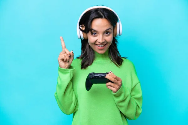 Junge Hispanische Frau Spielt Mit Einem Videospielcontroller Auf Blauem Hintergrund — Stockfoto
