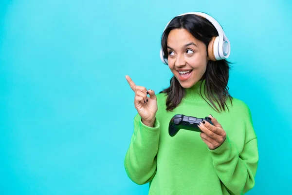Junge Hispanische Frau Spielt Mit Einem Videospielcontroller Isoliert Auf Blauem — Stockfoto