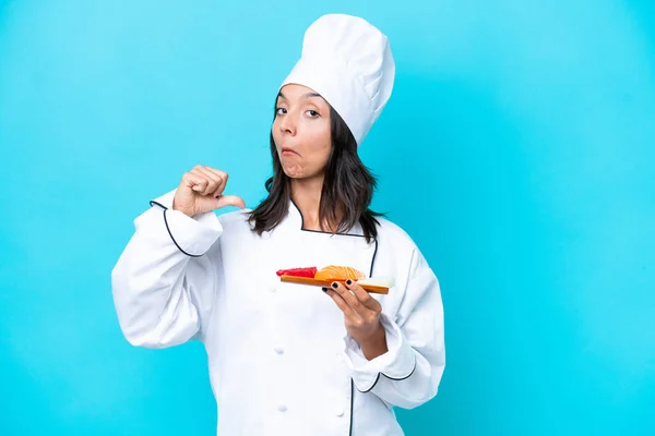 Giovane Chef Ispanica Donna Che Tiene Sashimi Isolato Sfondo Blu — Foto Stock