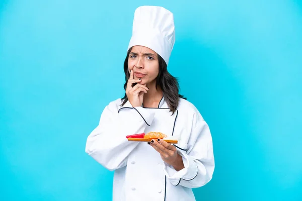 Giovane Ispanica Chef Donna Holding Sashimi Isolato Sfondo Blu Avendo — Foto Stock