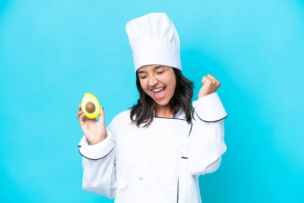 Junge Hispanische Köchin Mit Avocado Auf Blauem Hintergrund Feiert Einen — Stockfoto