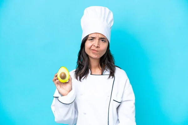 Junge Hispanische Köchin Hält Avocado Isoliert Auf Blauem Hintergrund Und — Stockfoto