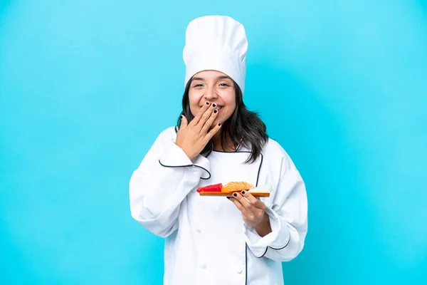 Giovane Chef Ispanica Donna Tenendo Sashimi Isolato Sfondo Blu Felice — Foto Stock