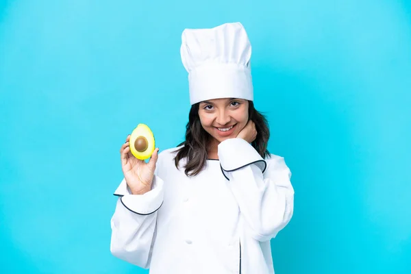 Giovane Donna Chef Ispanico Possesso Avocado Isolato Sfondo Blu Ridere — Foto Stock
