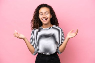 Genç İspanyol kadın pembe arka planda izole edilmiş, çok gülümsüyor.