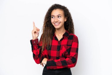 Beyaz arka planda izole edilmiş genç bir Arap kadın harika bir fikre işaret ediyor.