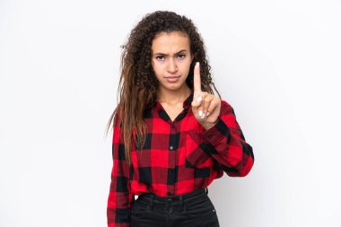 Beyaz arka planda izole edilmiş genç bir Arap kadını ciddi bir ifadeyle sayıyor.