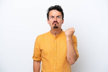 Bıyıklı genç adam, mutsuz bir ifadeyle beyaz arka planda izole edilmiş.