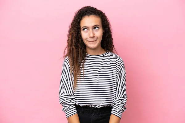 Young Hispanic Woman Isolated Pink Background Having Doubts While Looking — Stock Photo, Image