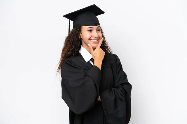 Νεαρή Απόφοιτος Πανεπιστημίου Αραβική Γυναίκα Απομονωμένη Λευκό Φόντο Χαμογελώντας — Φωτογραφία Αρχείου