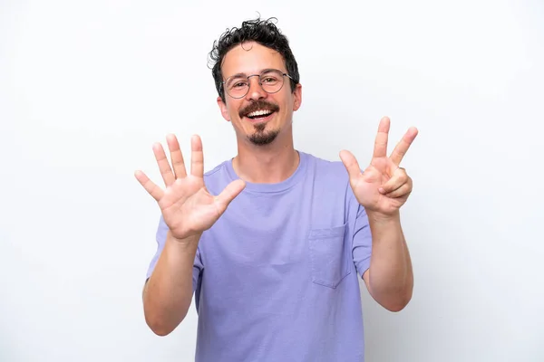 Bıyıklı Genç Adam Beyaz Arka Planda Izole Edilmiş Parmaklarıyla Sekizi — Stok fotoğraf