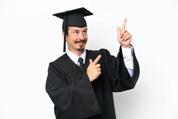 一个年轻的大学毕业生被孤立在白人背景下 用食指指点点着一个伟大的想法 — 图库照片