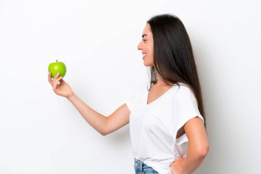 Beyaz arka planda mutlu bir ifadeyle izole edilmiş beyaz bir beyaz kadın.