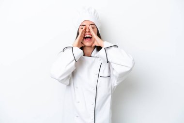 Beyaz arka planda genç aşçı kadın bağırıyor ve bir şey duyuruyor.