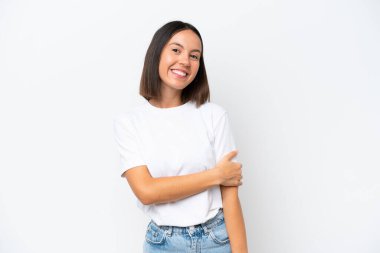 Beyaz arka planda izole edilmiş genç beyaz kadın gülüyor.