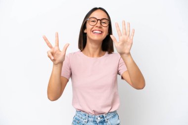 Beyaz arka planda izole edilmiş genç beyaz kadın parmaklarıyla sekizi sayıyor.