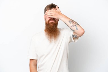 Kızıl saçlı, uzun sakallı bir adam beyaz arka planda, gözleri elleriyle kapatıyor. Bir şey görmek istemiyorum.