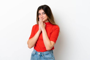 Beyaz arka planda izole edilmiş genç beyaz kadın avuç içlerini bir arada tutuyor. İnsan bir şey ister.