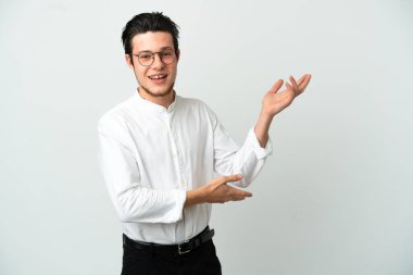 Rus iş adamı beyaz arka planda izole edilmiş, davet edilmek için ellerini yana uzatıyor.