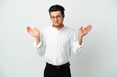 Rus iş adamı beyaz arka planda izole edilmiş ve ellerini kaldırırken şüpheleri var