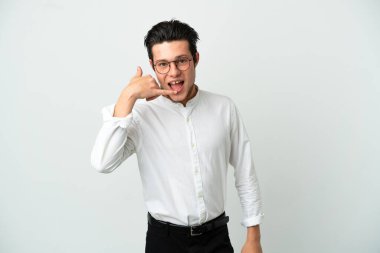 Rus iş adamı beyaz arka planda izole edilmiş, telefon jesti yapıyor. Bana geri dönüş işareti ver.