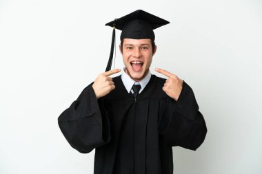 Beyaz arka planda izole edilmiş genç bir Rus üniversite mezunu baş parmak hareketi yapıyor.