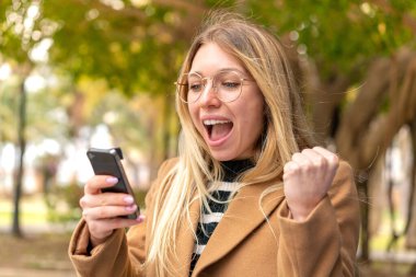 Dışarıdaki güzel sarışın kadın şaşırdı ve bir mesaj yolladı.