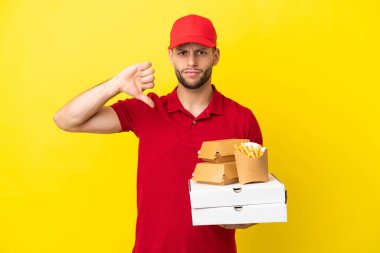 Pizza teslimatçısı, izole edilmiş arka planda pizza kutularını ve hamburgerleri topluyor.