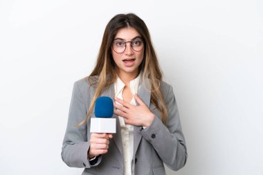 Beyaz arka planda izole edilmiş beyaz TV sunucusu genç kadın sağa bakarken şaşırmış ve şok olmuştu.