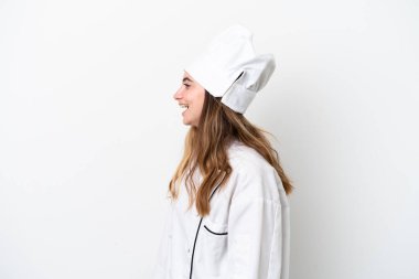 Beyaz arka planda izole edilmiş beyaz tenli aşçı kadın yan yana gülüyor.