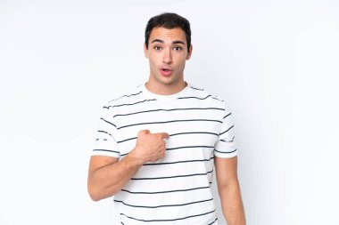 Beyaz arka planda izole edilmiş genç beyaz adam kendini işaret ediyor.