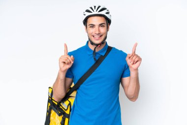 Beyaz arka planda izole edilmiş termal sırt çantalı beyaz bir adam harika bir fikre işaret ediyor.