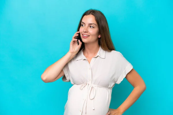 Giovane Donna Caucasica Isolata Sfondo Blu Incinta Utilizzando Telefono Cellulare — Foto Stock