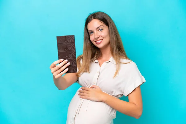 Mladá Běloška Žena Izolované Modrém Pozadí Těhotná Držení Čokolády — Stock fotografie