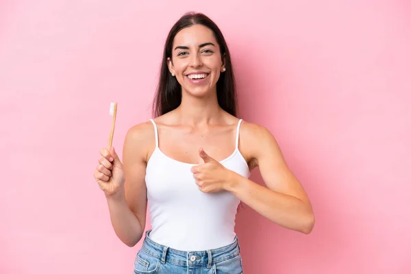 Молода Біла Жінка Чистить Зуби Ізольовані Рожевому Тлі Великими Пальцями — стокове фото