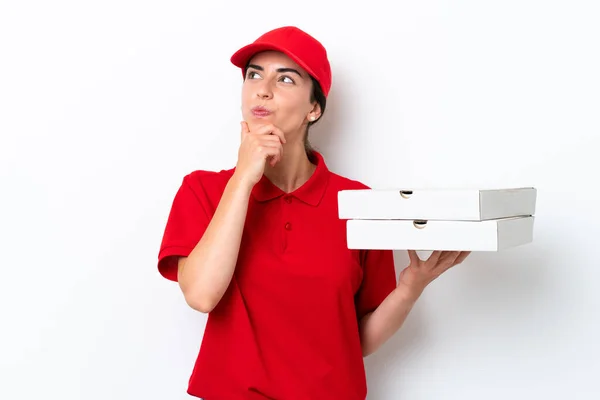 Mulher Caucasiana Entrega Pizza Com Uniforme Trabalho Pegando Caixas Pizza — Fotografia de Stock