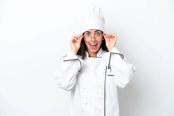 Giovane Chef Donna Sfondo Bianco Con Occhiali Sorpreso — Foto Stock