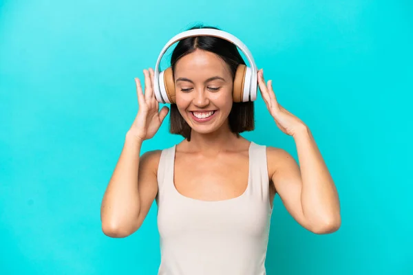 Joven Mujer Caucásica Aislada Sobre Fondo Azul Escuchando Música — Foto de Stock