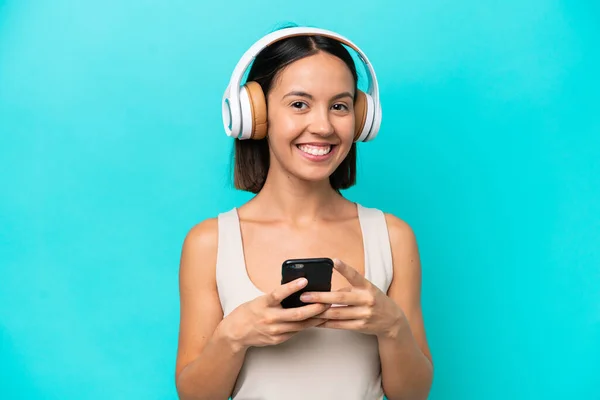 Giovane Donna Caucasica Isolata Sfondo Blu Ascoltare Musica Con Cellulare — Foto Stock