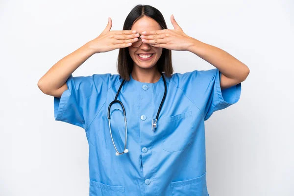 若い外科医の医師の女性は手で目をカバー白い背景に隔離 — ストック写真