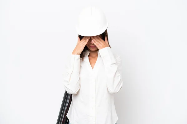 年轻的女建筑师 戴着头盔 拿着用白色背景隔开的设计图 面容疲惫而病态 — 图库照片