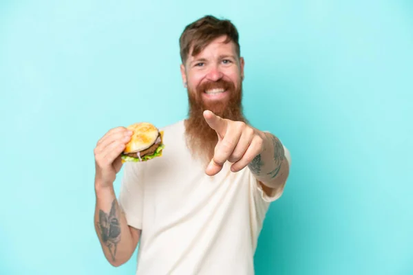 Vörös Hajú Férfi Hosszú Szakállal Kezében Egy Burger Elszigetelt Kék — Stock Fotó