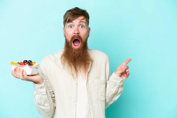 Homem Ruivo Com Barba Comprida Segurando Uma Tigela Frutas Isolada — Fotografia de Stock