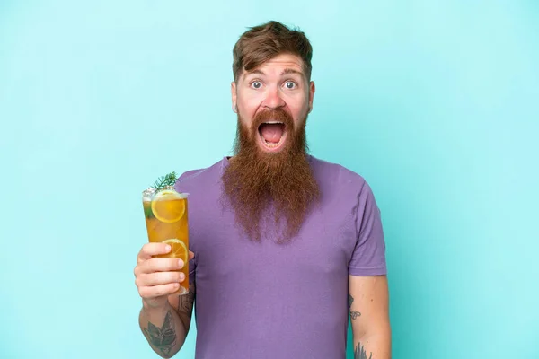 Homem Ruivo Com Barba Comprida Segurando Coquetel Isolado Fundo Azul — Fotografia de Stock